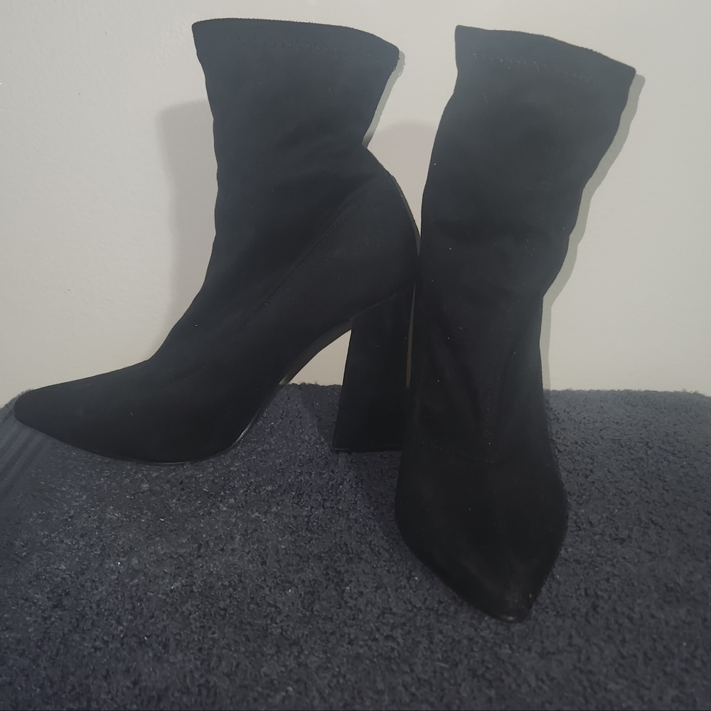 Boohoo Black Faux Suede High Heeled Boots Size 7.